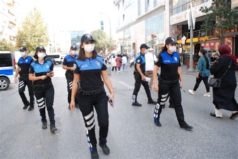 İ­s­t­a­n­b­u­l­ ­p­o­l­i­s­i­n­d­e­n­ ­k­o­r­o­n­a­v­i­r­ü­s­e­ ­k­a­r­ş­ı­ ­b­i­l­g­i­l­e­n­d­i­r­m­e­ ­ç­a­l­ı­ş­m­a­s­ı­